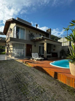 Casa com piscina no Mariscal